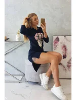 Šaty s delšími zády a barevným potiskem v tmavě modré barvě Šaty s delšími zády a barevným potiskem v tmavě modré barvě