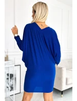 Dámské netopýří šaty v chrpové barvě s brokátem a s výstřihem model 19336361 - numoco