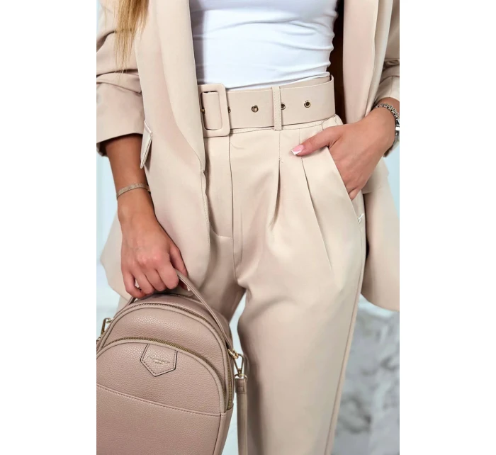 Elegantní souprava saka a kalhot tmavě béžové barvy Elegantní souprava saka a kalhot tmavě béžové barvy