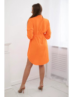 Šaty se zapínáním na knoflíky a zavazováním v pase oranžové barvy