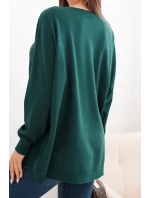 Dámský svetr s delším zadním dílem a reliéfní hvězdou tmavě zelený