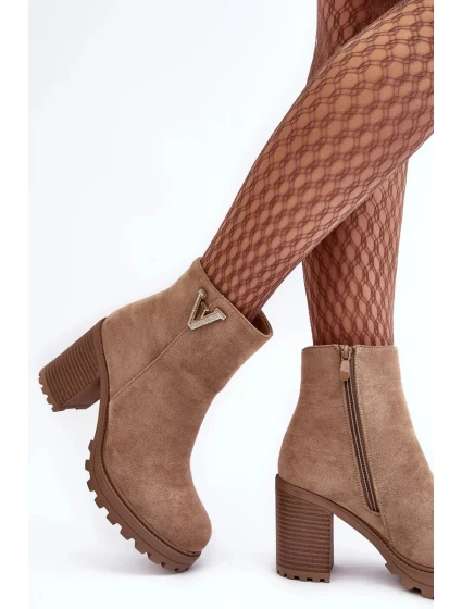 Dámské semišové kotníkové boty na vysokém podpatku se zdobením, béžová silná Dámské semišové kotníkové boty na vysokém podpatku se zdobením, béžová silná