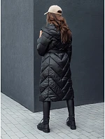 Dámský prošívaný kabát s kapucí model 22373472 černý - FashionStreet Dámský prošívaný kabát s kapucí model 22373472 černý - FashionStreet