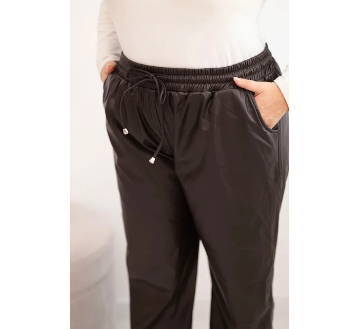 Dámské kalhoty Plus Size z ekologické kůže s vysokým pasem a gumou v pase hnědé