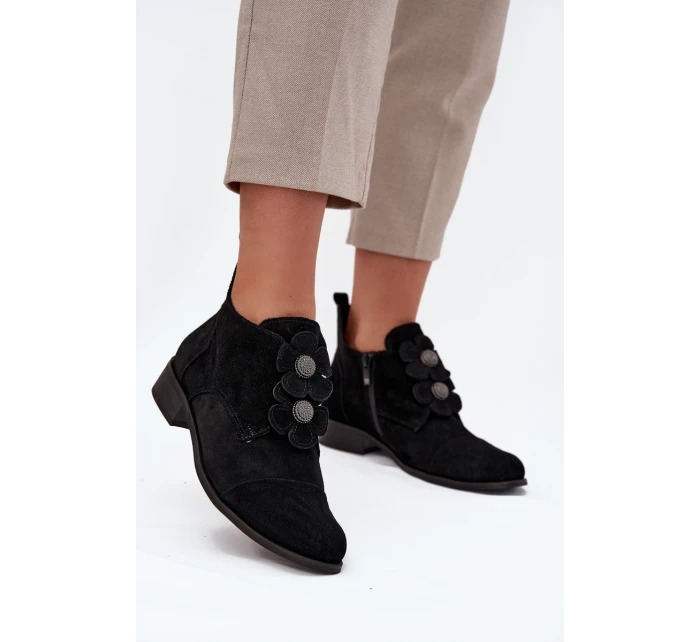 Semišové dámské polobotky s ozdobnými květinami model 21707528 Černé - Zazoo