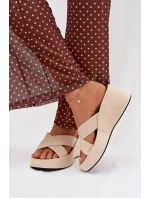 Dámské pantofle na platformě z eko semiše béžové model 21919335 - Boto Dámské pantofle na platformě z eko semiše béžové model 21919335 - Boto