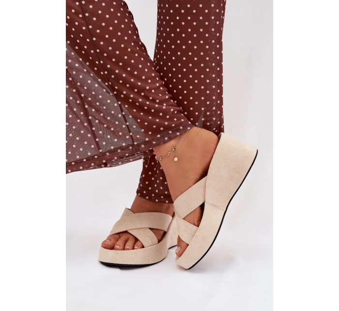 Dámské pantofle na platformě z eko semiše béžové model 21919335 - Boto Dámské pantofle na platformě z eko semiše béžové model 21919335 - Boto