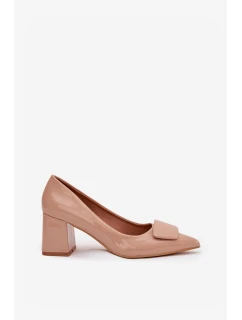 Dámské lakované lodičky na blokovém podpatku s ozdobou Isoline – nude
