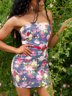 Sexy bandeau-minidress s květinovým potiskem a páskem