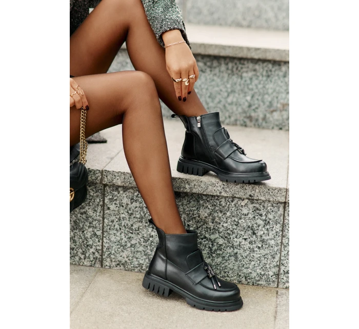 Kožené Kotníkové Boty Na Plochém Podpatku S Dekorací Zateplené Černé model 21675527 - EVENTO Kožené Kotníkové Boty Na Plochém Podpatku S Dekorací Zateplené Černé model 21675527 - EVENTO