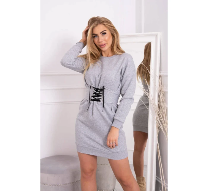 Zateplené šaty s ozdobným páskem šedé