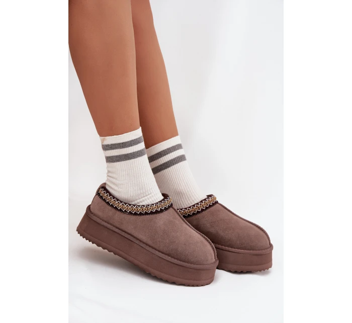 Nízké semišové sněhule pro ženy s výšivkou na platformě Vinceza 97960 hnědé