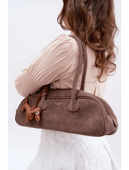 Kabelka z imitace semiše přívěsek tmavě béžová model 22111642 - Flora&Co Kabelka z imitace semiše přívěsek tmavě béžová model 22111642 - Flora&Co