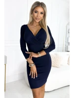 Tmavě modré vypasované dámské šaty s přeloženým obálkovým výstřihem a dlouhými rukávy model 19427050 - numoco