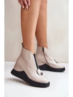 Lakované Kotníkové Boty Na Klínku Zateplené D&A Béžové Lakované Kotníkové Boty Na Klínku Zateplené D&A Béžové