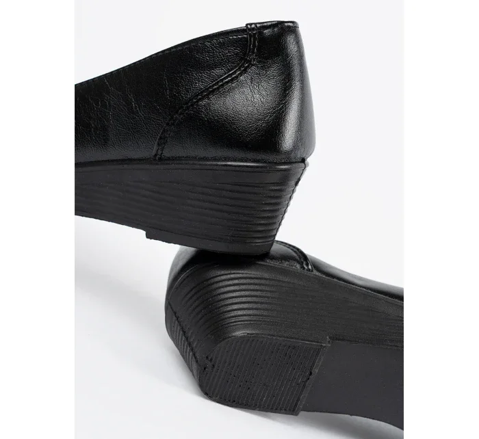 Jedinečné dámské černé  polobotky na klínku