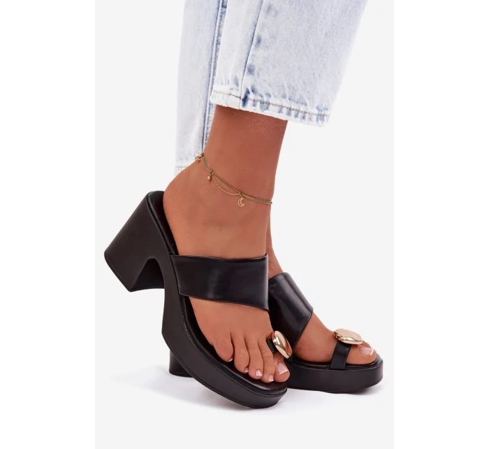 Dámské sandály na sloupkovém podpatku se zlatým detailem Černé model 22037700 - Boto