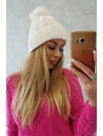 Fleecová kostkovaná čepice model 18750199 bílá - K-Fashion Fleecová kostkovaná čepice model 18750199 bílá - K-Fashion