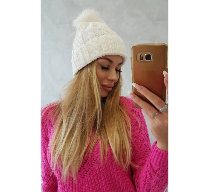 Fleecová kostkovaná čepice model 18750199 bílá - K-Fashion Fleecová kostkovaná čepice model 18750199 bílá - K-Fashion