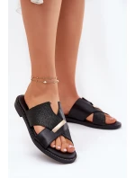 Dámské Pantofle Na Plochém Podpatku S Ozdobným Detalem model 21697192 Černé - VINCEZA Dámské Pantofle Na Plochém Podpatku S Ozdobným Detalem model 21697192 Černé - VINCEZA