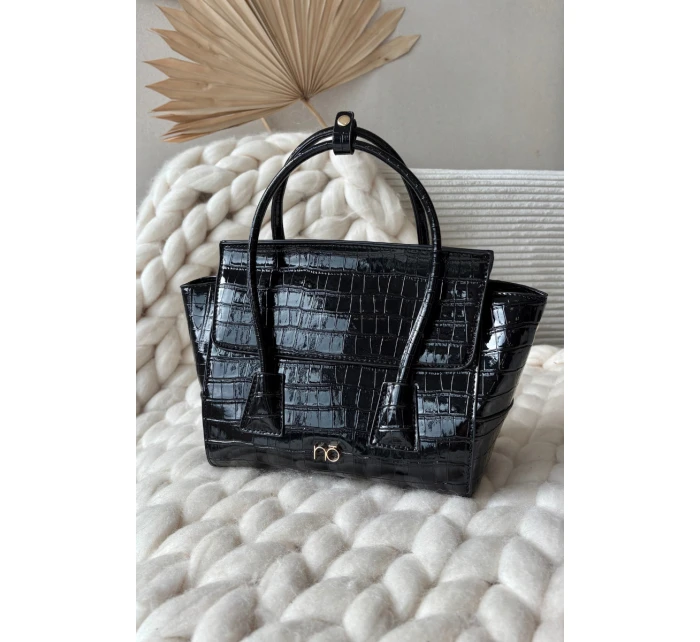 Lakovaná kabelka kufřík s rytím NOBO BAG5810-M20 Černá