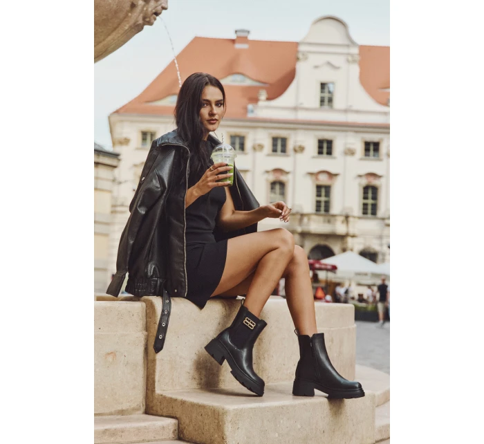 Dámské kotníkové boty se zlatým detailem zateplené černé model 21710118 - Boto