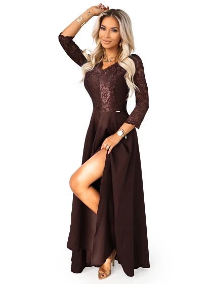 model 21785337 AMBER elegantní dlouhé krajkové šaty s výstřihem čokoládové - numoco