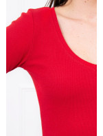 Šaty s červeným výstřihem
