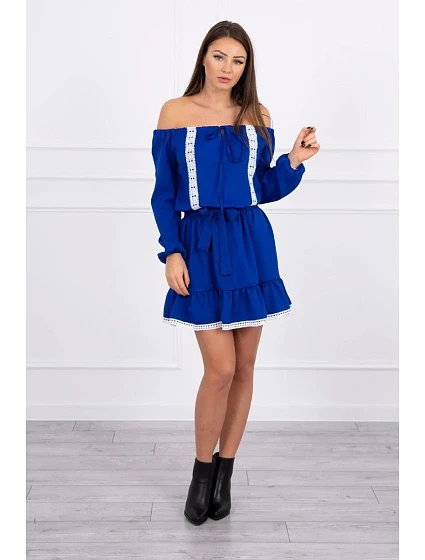 model 18743680 šaty s otevřenými rameny a krajkou - K-Fashion