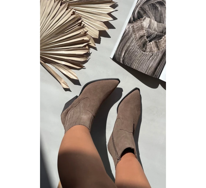 Dámské zateplené kotníkové boty kovbojky na podpatku Dylira – khaki, zamsz Dámské zateplené kotníkové boty kovbojky na podpatku Dylira – khaki, zamsz