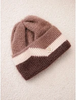 Dámská čepice beanie žebrovaná s ozdobou model 22555049 - K-Fashion Dámská čepice beanie žebrovaná s ozdobou model 22555049 - K-Fashion