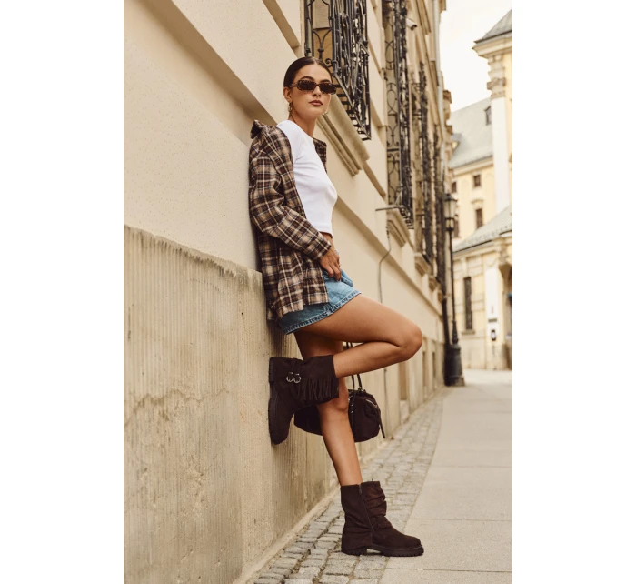 Zateplené dámské kotníkové boty s třásněmi a na ploché podrážce čokoládové model 21709285 - Boto Zateplené dámské kotníkové boty s třásněmi a na ploché podrážce čokoládové model 21709285 - Boto