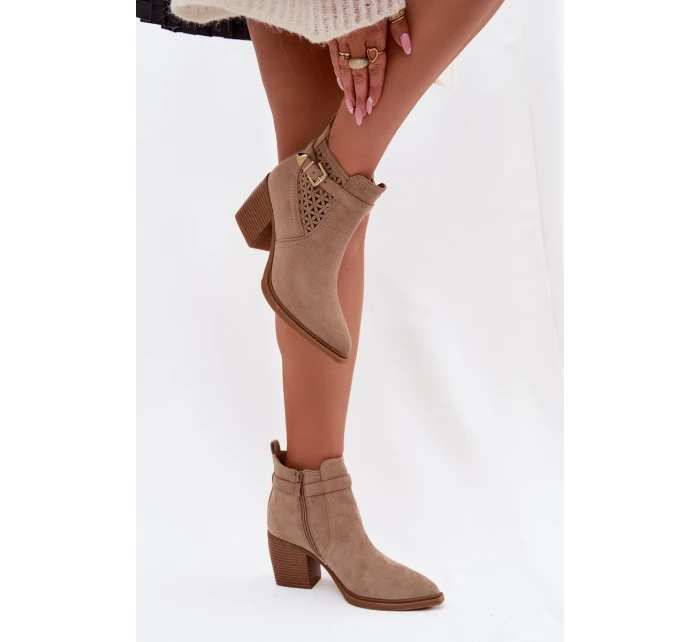 Dámské perforované kotníkové boty na podpatku s vzorem a zlatým přezkou Béžové model 22009808 - Boto
