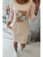 Šaty s 3D grafikou model 18744004 powder pink - K-Fashion Šaty s 3D grafikou model 18744004 powder pink - K-Fashion