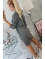 Šaty s kapucí a delšími zády v grafitové barvě