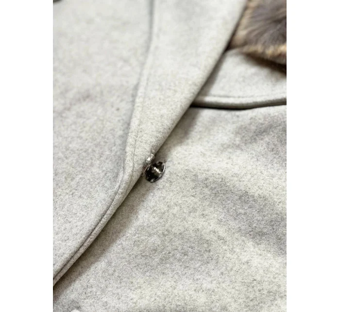 Světle šedý dámský kabát s kožíškem model 15822778 - Ann Gissy