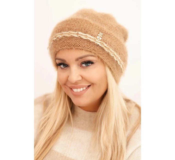 Dámská zimní čepice model 21441694 s perlami a ozdobným vzorem camelová - K-Fashion Dámská zimní čepice model 21441694 s perlami a ozdobným vzorem camelová - K-Fashion
