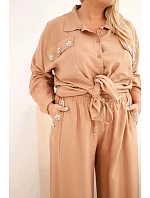 Dámská souprava Plus Size s košilí a širokými kalhotami camelová