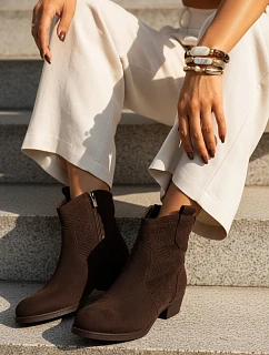 Dámské kozačky s prolamovaným svrškem na nízkém podpatku hnědé FashionStreet ZY1431