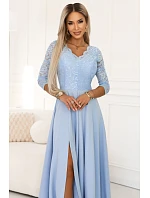 model 22040386 AMBER elegantní dlouhé krajkové šaty s výstřihem modré - numoco