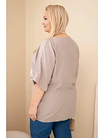 Dámská viskózová halenka plus size s krátkým rukávem a ozdobným šátkem fango Dámská viskózová halenka plus size s krátkým rukávem a ozdobným šátkem fango