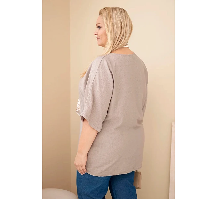 Dámská viskózová halenka plus size s krátkým rukávem a ozdobným šátkem fango Dámská viskózová halenka plus size s krátkým rukávem a ozdobným šátkem fango