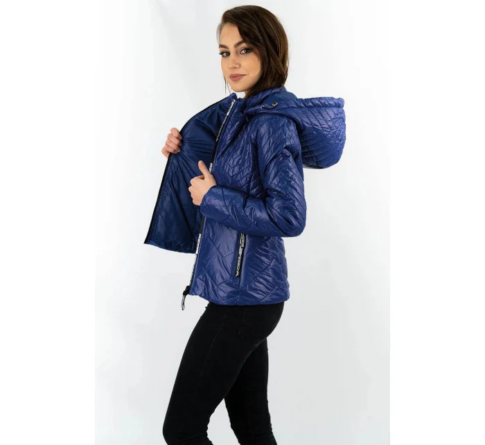 Tmavě modrá krátká dámská prošívaná bunda s kapucí (B9566) Tmavě modrá krátká dámská prošívaná bunda s kapucí (B9566)