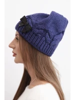 Dámská zimní čepice s ozdobnou mašlí a copánkovým vzorem K438 tmavě fialová