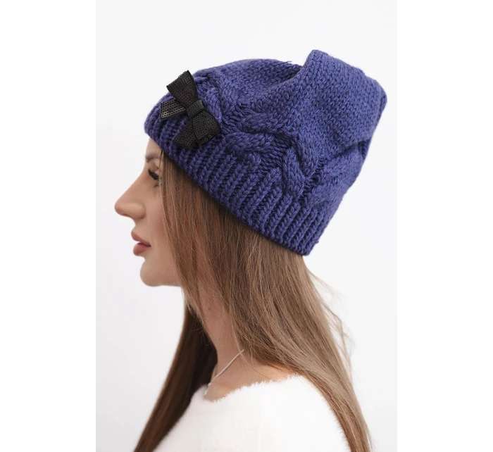 Dámská zimní čepice s ozdobnou mašlí a copánkovým vzorem K438 tmavě fialová