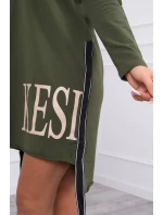 Šaty s kapucí a khaki potiskem Šaty s kapucí a khaki potiskem