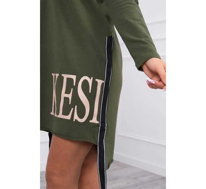 Šaty s kapucí a khaki potiskem Šaty s kapucí a khaki potiskem