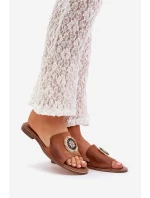 Kožené pantofle s ozdobou na plochém podpatku Zazoo model 21682258 Camel - Boto Kožené pantofle s ozdobou na plochém podpatku Zazoo model 21682258 Camel - Boto