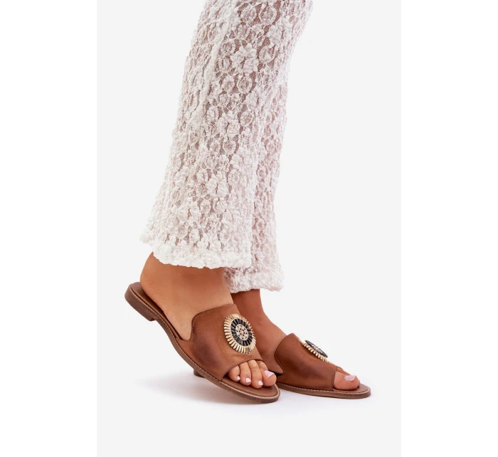 Kožené pantofle s ozdobou na plochém podpatku Zazoo model 21682258 Camel - Boto Kožené pantofle s ozdobou na plochém podpatku Zazoo model 21682258 Camel - Boto