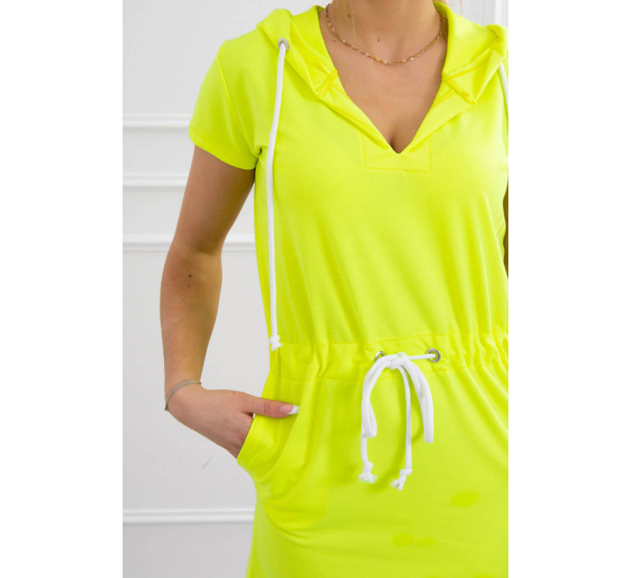 Zavazované šaty s kapucí žluté neonové barvy